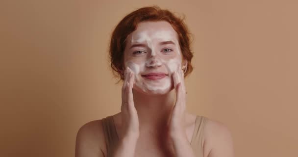 Pozytywna Kobieta Masce Zbliżenie Zdrowej Pięknej Kobiety Naturalnym Makijażem Stosowania — Wideo stockowe