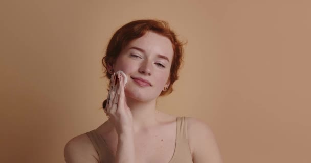 Vrouw Schoonmaken Gezicht Met Witte Pad Mooi Meisje Verwijderen Make — Stockvideo