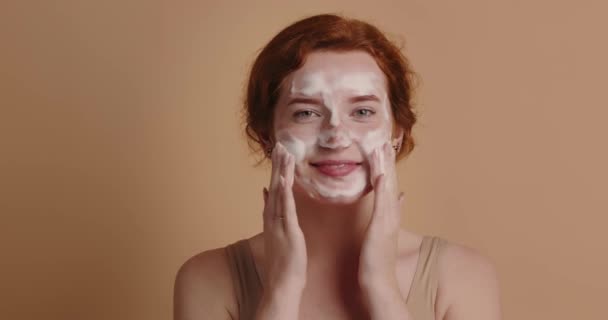 Positive Woman Face Mask Relaxed Woman Making Natural Cosmetic Facial — Stock Video