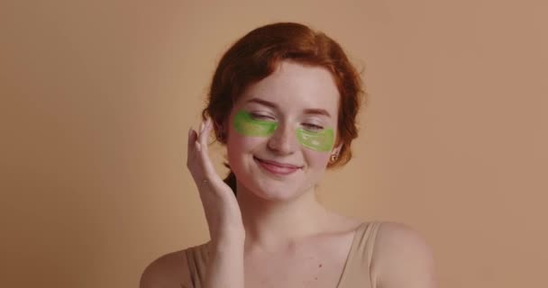 Μια Γυναίκα Που Βάζει Μάσκα Στο Μάγουλο Κοντινό Πλάνο Του — Αρχείο Βίντεο