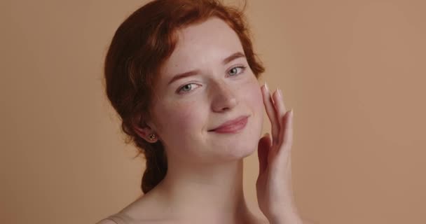 Wanita Kecantikan Menerapkan Krim Wajah Pendekatan Model Perempuan Dengan Kulit — Stok Video