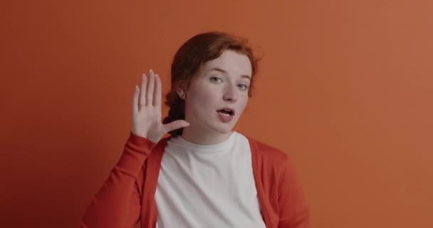 Mulher Ruiva Tentar Ouvir Isolada Retrato Menina Confusa Mantendo Mão — Vídeo de Stock