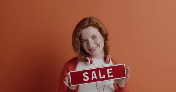 Рыжая Женщина Рекламная Распродажа Портрет Красивой Довольной Женщины Стоящей Карточкой — стоковое видео