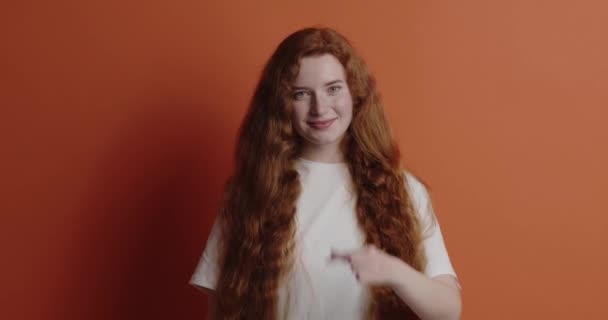 Positive Woman Showing Money Gesture Portrait Attractive Positive Ginger Girl — Stock Video