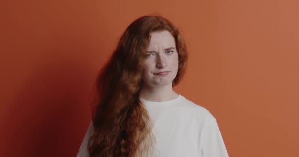 Poważna Kobieta Trzęsąca Głową Ginger Dziewczyna Mówi Nie Nie Potrzebuję — Wideo stockowe