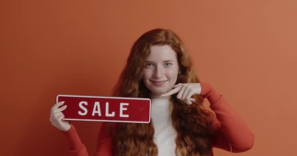 Імбирна Жінка Вказує Продаж Портрет Щасливої Жінки Стоїть Продажу Руках — стокове відео