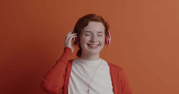 Słuchawka Słuchająca Muzyki Zadowolona Dziewczyna Stojąca Słuchając Muzyki Słuchawkami Zamkniętymi — Wideo stockowe