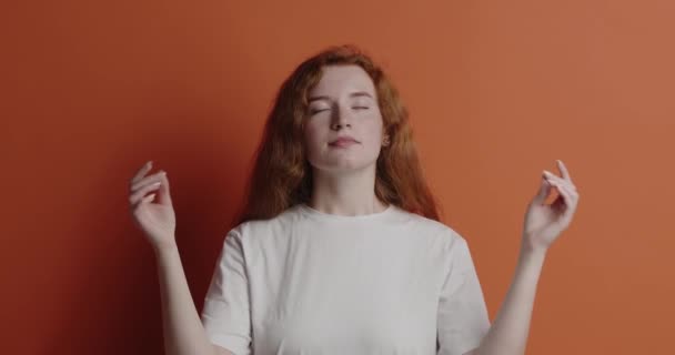 Huzurlu Bir Kadın Stüdyoda Meditasyon Yapıyor Çekici Bir Genç Kızın — Stok video