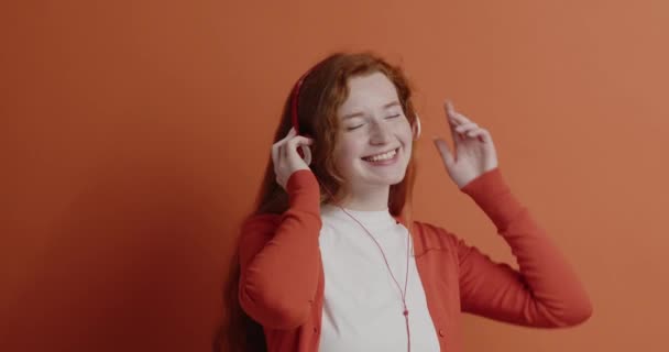 Fones Ouvido Mulher Ouvir Música Menina Feliz Satisfeito Gostando Ouvir — Vídeo de Stock