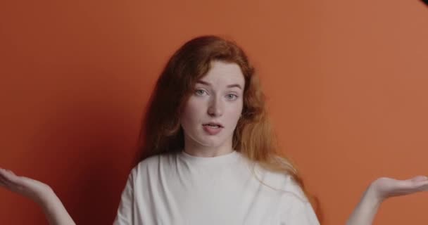 Запутавшаяся Женщина Пожимает Плечами Портрет Неуверенной Девушки Выражающей Сомнения Недоумение — стоковое видео