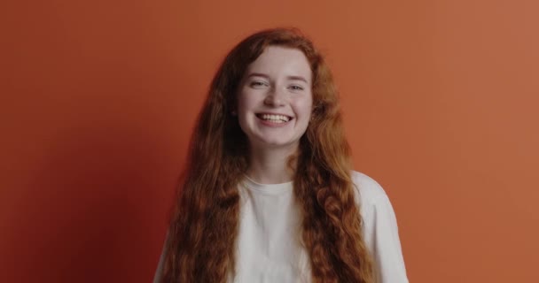카메라 스웨터 소녀는 진실하게 웃으며 카메라 바라보며 긍정적 기분을 갖는다 — 비디오