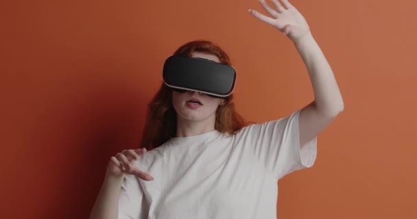 Vörös Élvezi Portré Lány Visel Headset Megható Levegő Kezét Játszik — Stock videók