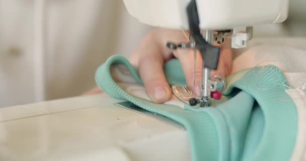 缝纫机针头的特写快速上下移动 缝纫机动针头 设计师在车间缝制面料 缝纫织物概念的过程 — 图库视频影像