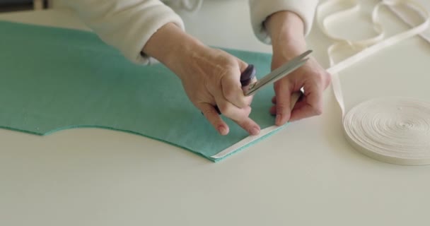テープを切断し 生地のパターンを置く女性のクロップビュー 彼女のワークショップで手作りの服を縫製テーラーズミシン ファッションアトリエのコンセプト — ストック動画