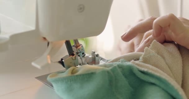 Närbild Syprocessen Kvinnliga Händer Tyg Professionell Tillverkningsmaskin Arbetsplatsen Sömmerska Händer — Stockvideo