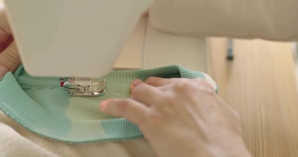 Okänd Kvinnlig Arbetare Sätta Vita Trådar Nål Symaskin Närbild Sömmerska — Stockvideo