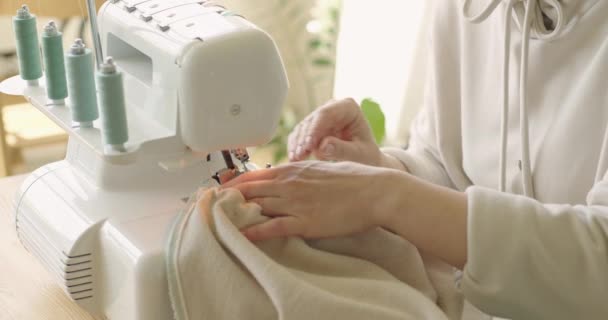 Молодая Женщина Пришивает Промышленную Швейную Машинку Крупным Планом Модный Дизайнер — стоковое видео