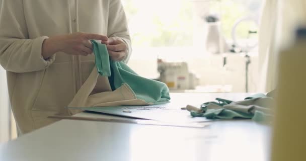 Ręce Wykwalifikowanej Pracowniczki Wkładającej Zawleczkę Tkaniny Krawiec Przypinający Materiał Stołu — Wideo stockowe