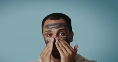 Pozitif erkek maskesi. Rahat adam doğal kozmetik yüz prosedürü uyguluyor. Cilt bakımı güzellik tedavisi. Spa yüz maskesi konsepti 