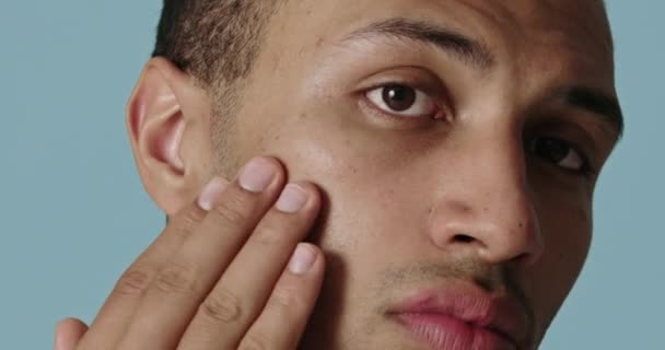 Positiv Man Applicerar Ansiktskräm Närbild Manlig Modell Med Fräsch Hud — Stockvideo