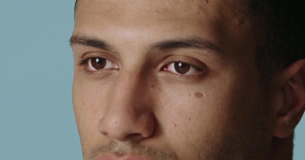 Nahaufnahme Eines Ernsthaften Mannes Der Nach Schönheitsroutine Posiert Selbstbewusster Typ — Stockvideo