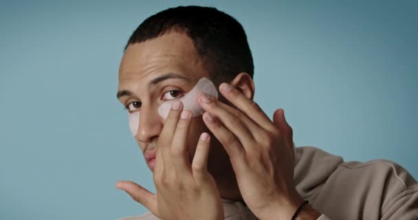 Skóra Portret Mężczyzny Nakładającego Opaski Oczy Maska Kosmetyczna Twarzy Rutynowa — Wideo stockowe