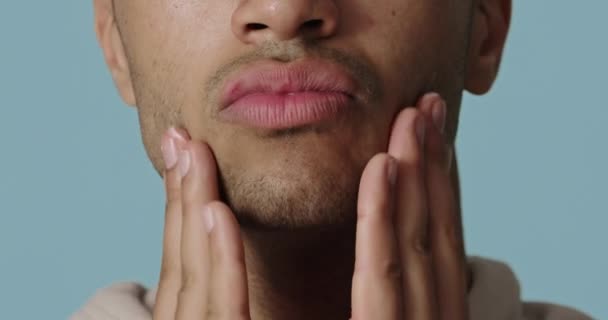 在胡子区域涂奶油的男人的衣服 英俊的家伙在新鲜柔软洁净的皮肤上涂上润肤剂 男人运用化妆品的肖像 人的皮肤护理概念 — 图库视频影像