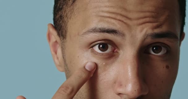 Hautpflege Mann Creme Auf Gesicht Auftragen Nahaufnahme Eines Schönen Kerls — Stockvideo