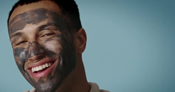 Máscara Hombre Positiva Hombre Relajado Haciendo Procedimiento Facial Cosmético Natural — Vídeos de Stock