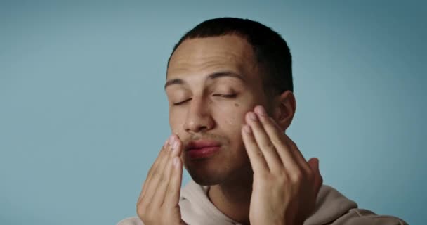 Positiver Mann Der Gesichtscreme Aufträgt Nahaufnahme Eines Männlichen Modells Mit — Stockvideo