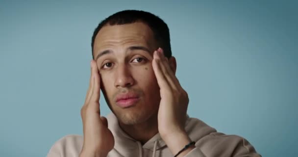 Yüz Kremi Süren Olumlu Bir Adam Gözlerinin Altında Kozmetik Ürünler — Stok video
