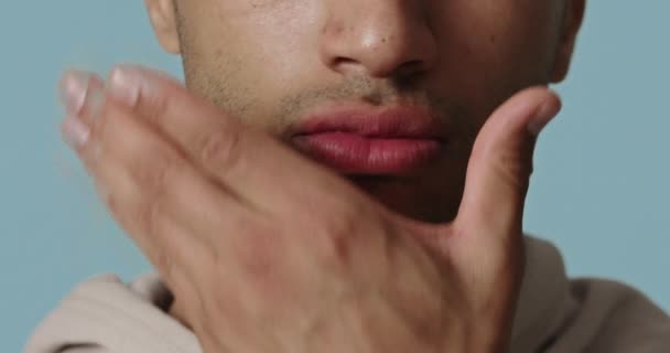 Primer Plano Del Hombre Aplicando Crema Zona Barba Chico Guapo — Vídeo de stock