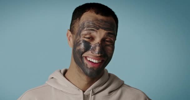 Maschera Uomo Positivo Uomo Rilassato Rendendo Naturale Procedura Cosmetica Viso — Video Stock