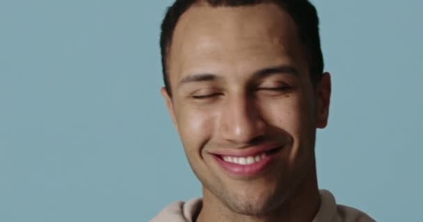 Güzellik Rutininden Sonra Gülümseyen Adamın Yüzlerine Dokunması Mavi Arka Planda — Stok video