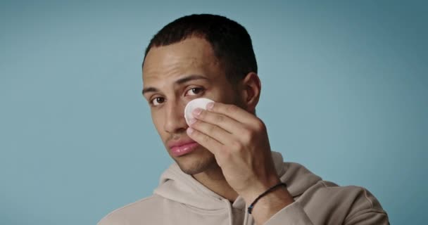 Hombre Limpiando Cara Con Almohadilla Blanca Tipo Guapo Aplicando Loción — Vídeo de stock