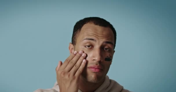 顔の治療 男性のためのスキンケア手順 スパのリラクゼーションの間に黒い顔のマスクを適用モデル 顔のケアのための美容泥 — ストック動画