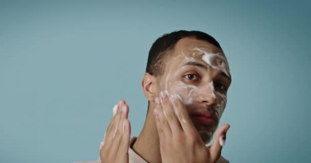 Περιποίηση Προσώπου Πολυφυλετικός Άνθρωπος Καθαρίζει Δέρμα Του Προσώπου Σαπούνι Αφρού — Αρχείο Βίντεο