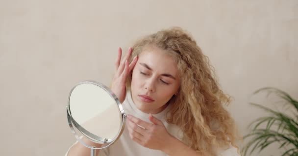 Cura Della Pelle Donna Toccando Viso Guardando Specchio Ragazza Con — Video Stock