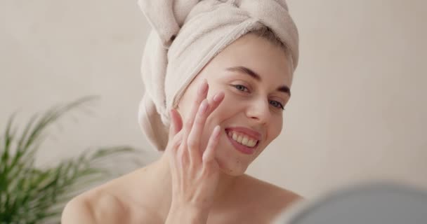 Beauty Woman Applying Cream Portrait Female Model Fresh Skin Applying — Stock Video