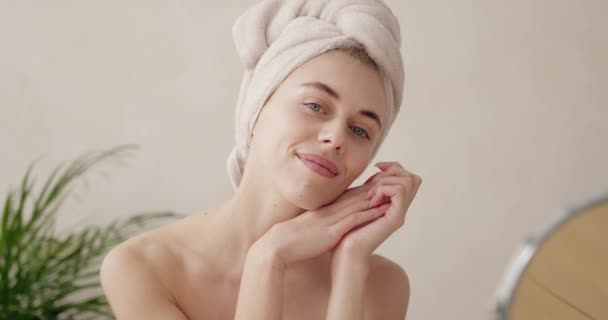 身体治疗 冷静漂亮的女人裹着毛巾 看着相机 愉快地摇着头 享受着她的美丽 洗澡后休息的女孩 — 图库视频影像