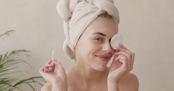 Konsep Skincare Potret Wanita Muda Yang Bahagia Dengan Bahu Telanjang — Stok Video