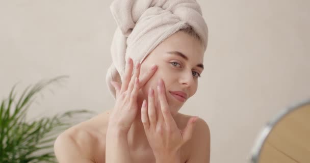 Hautpflege Frau Berühren Gesicht Mädchen Mit Schönheit Gesicht Versucht Akne — Stockvideo