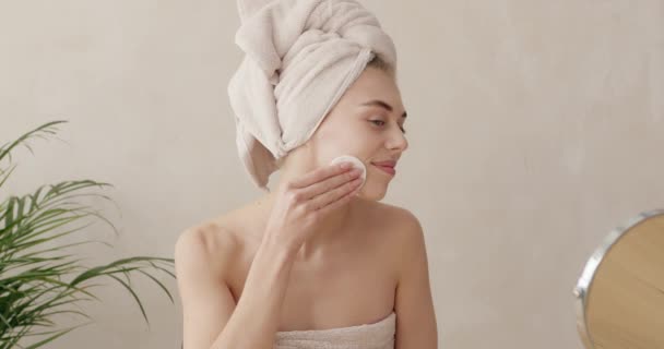 Bornozcu Kadın Beyaz Yastıkla Yüzünü Temizliyor Pamuk Ped Kullanarak Cilt — Stok video