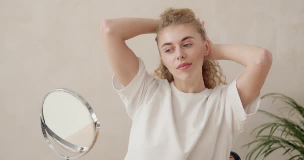 Blondýnka Dotýká Vlasů Dívá Zrcadla Šťastná Dívka Připravuje Domácí Péči — Stock video