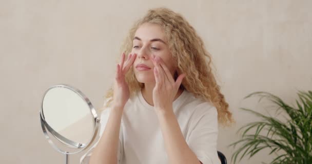 Mulher Loira Tocando Rosto Olhando Espelho Menina Feliz Com Rosto — Vídeo de Stock