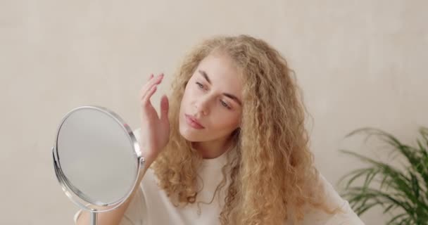 Cuidado Piel Mujer Tocando Cara Mirando Espejo Chica Con Cara — Vídeo de stock