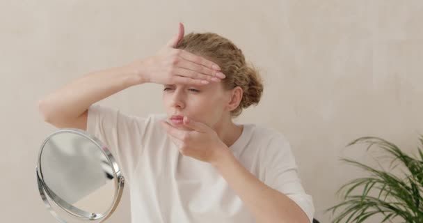 Mulher Pura Tocando Pele Olhando Espelho Casa Menina Positiva Com — Vídeo de Stock