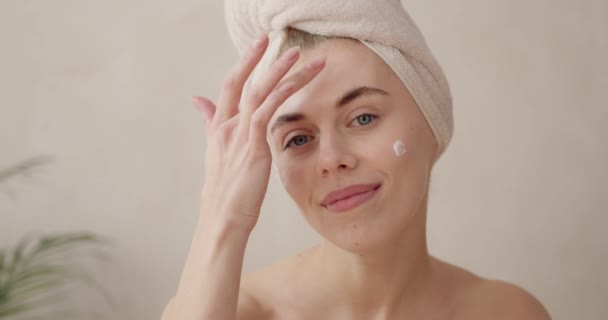 Cuidado Facial Belleza Mujer Aplicando Crema Hidratante Facial Cuidando Piel — Vídeos de Stock