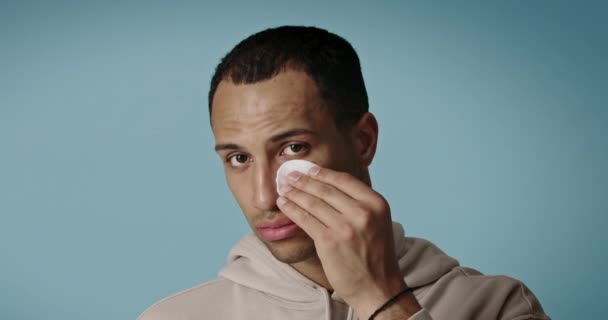 Beyaz Yastıklı Temizlikçi Adam Beyaz Kozmetik Pamukla Losyon Süren Yakışıklı — Stok video
