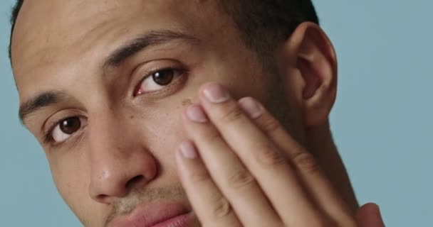 Hombre Positivo Aplicando Crema Facial Primer Plano Del Modelo Masculino — Vídeo de stock